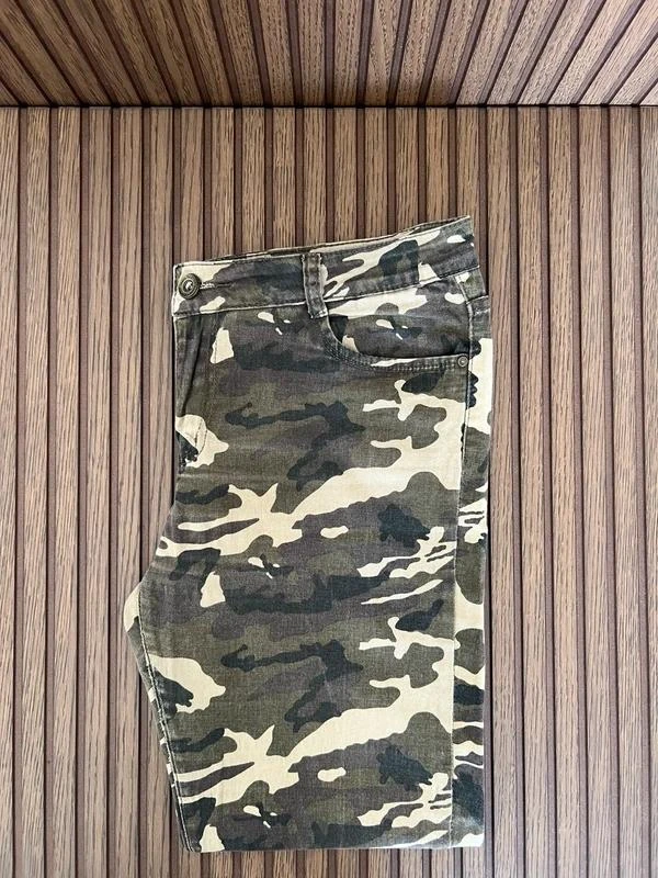 Pantalons en jean avec motif camouflage – photo 2